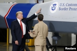 آقای ترامپ از یکی از هواپیماهای بدون سرنشین گشت مرزی در آریزونا دیدار می کند.