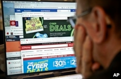 26일 미국 뉴욕의 인터넷 사용자가 '사이버 먼데이' 할인상품을 검색하고 있다.