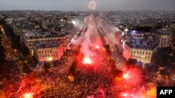 Gambar Kota Paris dari atas Arch de Triomphe, saat warga Perancis merayakan kemenangan Perancis dalam turnamen sepak bola Piala Dunia 2018 di Moskow, 15 Juli 2018.