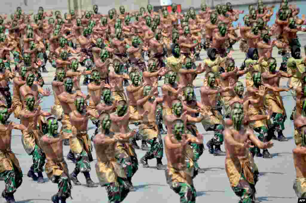 Indonesian soldiers display their fighting skills at the Barang Indah Kiat port during a military parade to mark the 72nd anniversary of the Indonesian military&#39;s founding, in Cilegon.