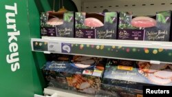 ARCHIVO - Los pavos navideños se exhiben en los estantes del supermercado Sainsbury's de Londres. El 8 de diciembre del 2023