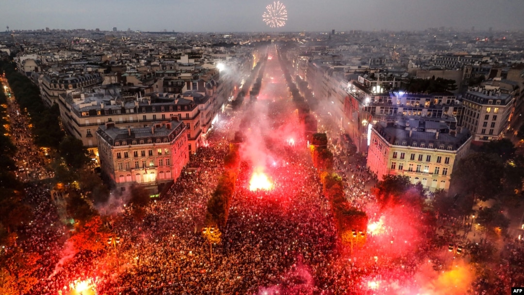 Gambar Kota Paris dari atas Arch de Triomphe, saat warga Perancis merayakan kemenangan Perancis dalam turnamen sepak bola Piala Dunia 2018 di Moskow, 15 Juli 2018.