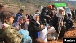 Des réfugiés Syriens près à la frontière turque à Khirbet Al-Joz, le 2 février 2016. (Photo REUTERS/Ammar Abdullah) 