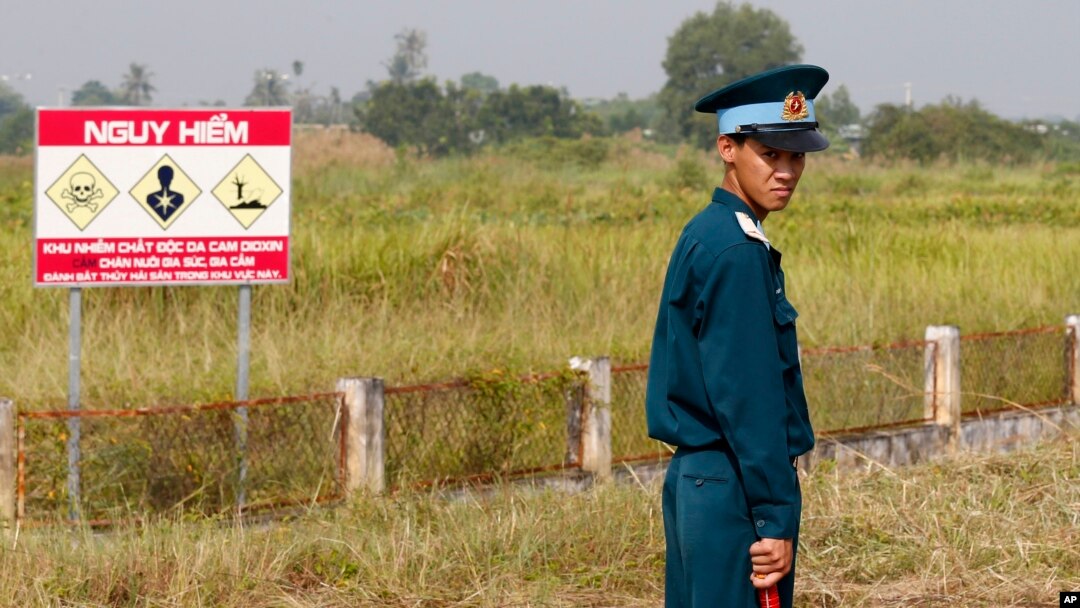 Seorang tentara Vietnam berdiri di dekat lokasi pada Perang Vietnam yang digunakan untuk menyimpan bahan kimia yang sangat berbahaya, “agen oranye.” (foto: ilustrasi). 