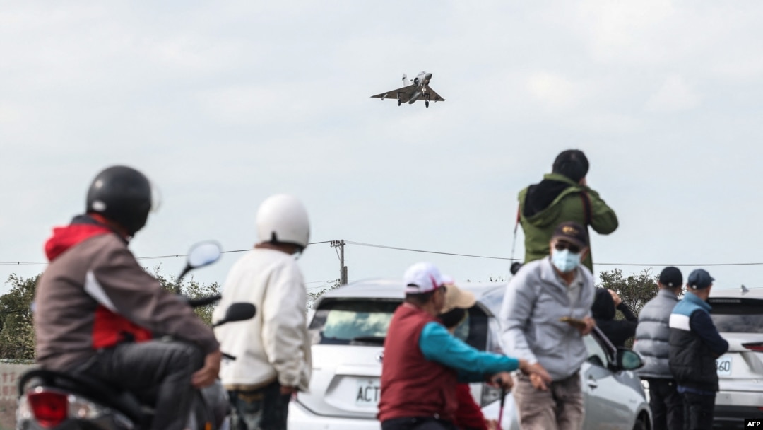 资料照：一架台湾幻影2000战机准备在新竹一个空军基地降落。（2024年12月10日）