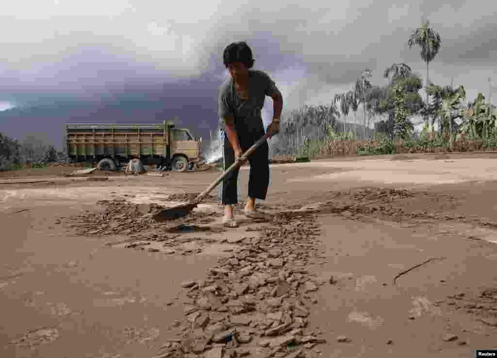 انڈونیشیا میں آفات سے نمٹنے کے ادارے کے مطابق ابھی تک کسی طرح کے جانی نقصان نہیں اطلاع نہیں ملی۔