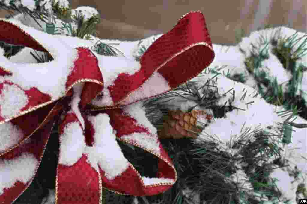 Holiday decorations get a dusting of snow on Pennsylvania Avenue near the White House in Washington, Thursday, Dec. 16, 2010. (AP Photo/J. Scott Applewhite)