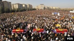 Ribuan warga Kurdi menghadiri pemakaman 3 aktivis Kurdi di kota Diyarbakir, Turki hari Kamis (17/1). 