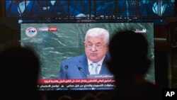 Warga Palestina mengikuti pidato Presiden Palestina Mahmoud Abbas dalam Sidang Tahunan PBB, melalui layar televisi di Ramallah, kota di Tepi Barat, 27 September 2018. 