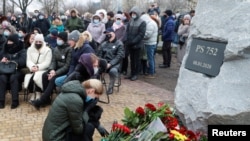 На фото: у Києві вшановують пам’ять загиблих на борту літака рейсу PS752, який було збито у повітряном просторі Ірану