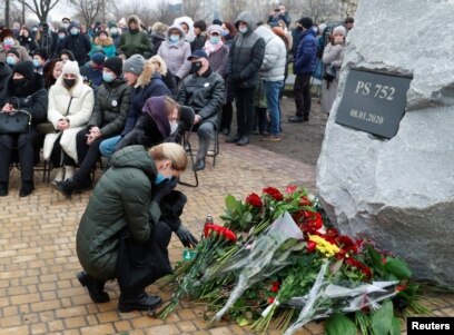Keluarga dan kerabat korban menghadiri upacara peringatan setahun jatuhnya pesawat Ukraine International Airlines PS752 di wilayah udara Iran, di Kyiv, Ukraina, 8 Januari 2021. (REUTERS / Valentyn Ogirenko)