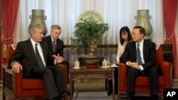 美国副国务卿伯恩斯（左）1月22日在北京人民大会堂会晤中国国务委员杨洁篪