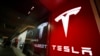 Logo Tesla dipajang di luar toko Tesla di Cherry Creek Mall di Denver, 9 Februari 2019. (Foto: AP)