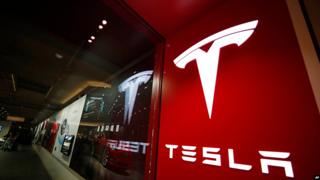 Logo Tesla dipajang di luar toko Tesla di Cherry Creek Mall di Denver, 9 Februari 2019. (Foto: AP)
