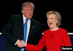 지난 9월 미국 뉴욕주 헴스테드시에서 열린 제1차 대선 토론회에서 도널드 트럼프 당시 공화당 대선 후보(왼쪽)와 힐러리 클린턴 민주당 대선 후보가 악수하고 있다.