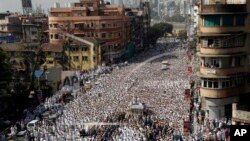 Sedikitnya 18 orang tewas dan 40 terluka saat terjadi aksi dorong saat para prosesi pemakaman kepala komunitas muslim Syedna Mohammed Burhanuddin di Mumbai, India (18/1).