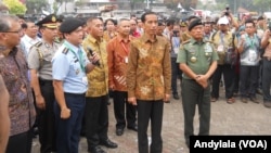 Presiden Joko Widodo mengunjungi pameran industri alat pertahanan Indo Defence 2014 di JIExpo Kemayoran Jakarta Pusat, 7 November 2014 (Foto: VOA/Andylala)