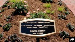Una placa en honor de los cinco empleados de Capital Gazette, que murieron en un tiroteo en la sala de redacción del periódico el año pasado, fue develada el viernes 28 de junio de 2019 en un parque en Annapolis, Maryland (Foto AP / Brian Witte)