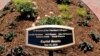 Una placa en honor de los cinco empleados de Capital Gazette, que murieron en un tiroteo en la sala de redacción del periódico el año pasado, fue develada el viernes 28 de junio de 2019 en un parque en Annapolis, Maryland (Foto AP / Brian Witte)