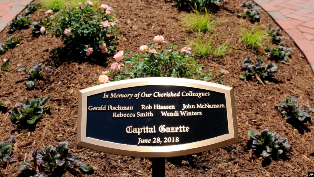 Una placa en honor de los cinco empleados de Capital Gazette, que murieron en un tiroteo en la sala de redacción del periódico el año pasado, fue develada el viernes 28 de junio de 2019 en un parque en Annapolis, Maryland (Foto AP / Brian Witte)