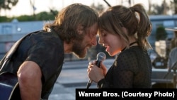 Una escena de "A Star is Born" con Bradley Cooper y Lady Gaga.