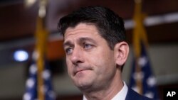 El presidente de la Cámara de Representantes de EE.UU., Paul Ryan, republicano por Wisconsin, habla con reporteros tras una sesión de estrategia republicana en el Capitolio en Washington, el martes 17 de julio de 2018. Respondiendo preguntas sobre el presidente Donald Trump y su conferencia de prensa de Helsinki con el presidente ruso Vladimir Putin , Ryan dijo que no debería haber dudas de que Rusia interfirió en las elecciones presidenciales de 2016. (Foto AP / J Scott Applewhite)