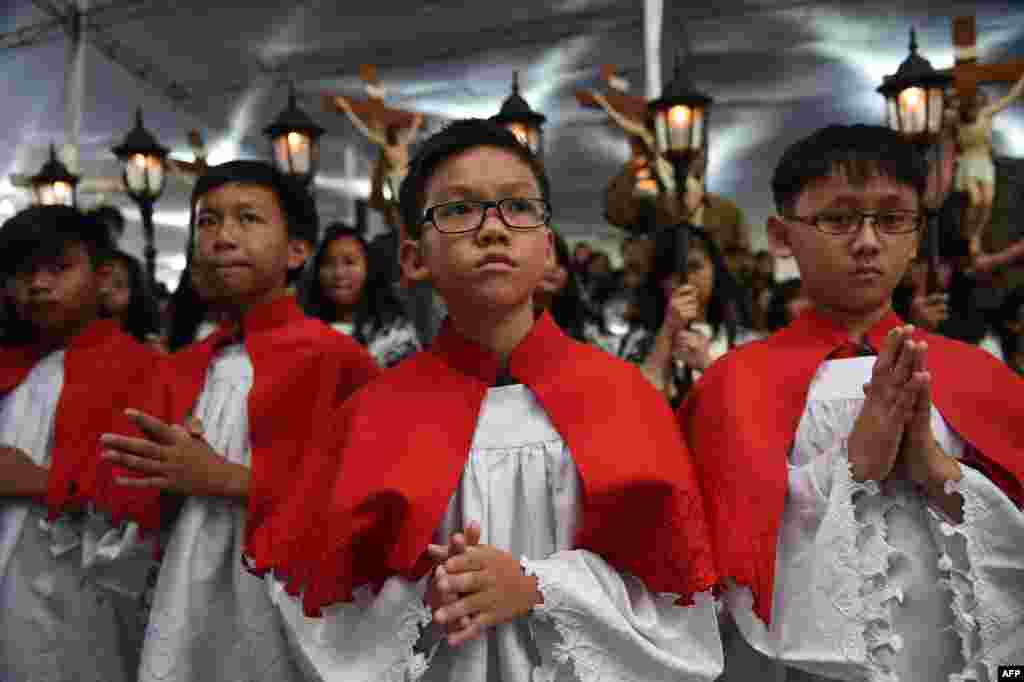 Minority Indonesian Catholics pray during a Good Friday mass at the Jakarta cathedral, as Christian devotees mark holy week in Indonesia, a predominantly Islamic nation, April 3, 2015. 