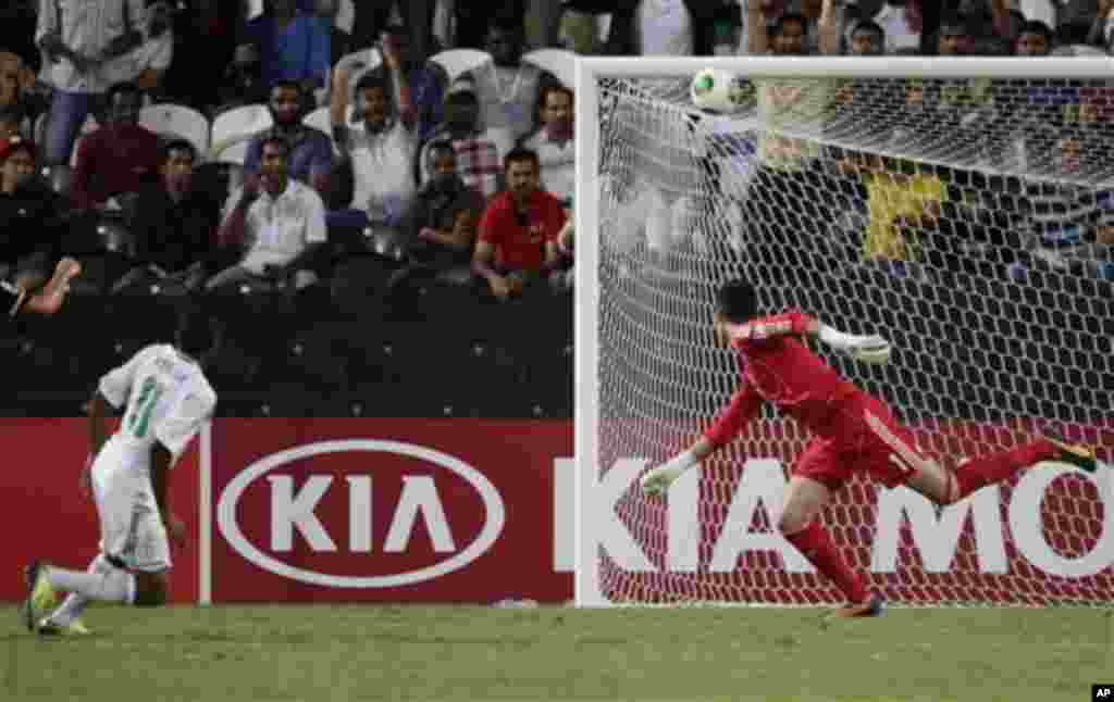 Mexico's goalkeeper Raul Gudino, right, watches the ball hit the bar from Nigeria's Musa Yahaya, left, during the World Cup U-17 final soccer match between Nigeria and Mexico at Mohammad Bin Zayed stadium in Abu Dhabi, United Arab Emirates, Friday, Nov. 8