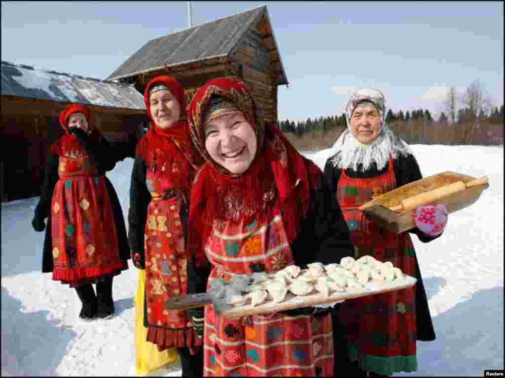 رُوس کے گاؤں لودروائی میں خواتین گھر کی بنی ہوئی کھانے کی اشیا پیش کررہی ہیں۔