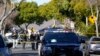 Des enquêteurs de la police se tiennent près de la scène d'une fusillade à Inglewood, en Californie, le dimanche 23 janvier 2022.