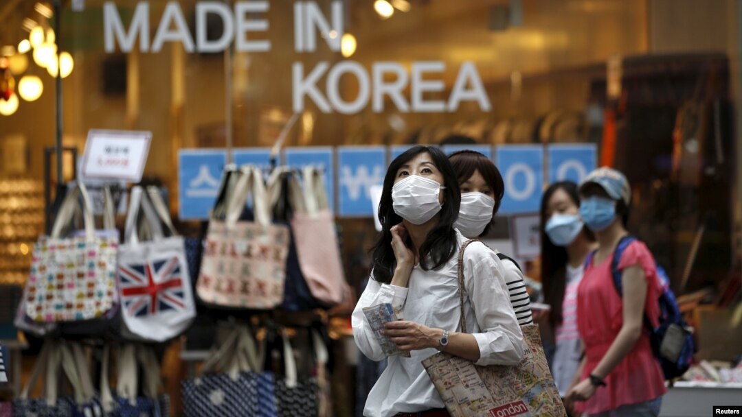 Khách du lịch đeo khẩu trang để đề phòng bệnh MERS, ở Seoul, Hàn Quốc, 11/6/2015.