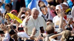 프란치스코 교황이 14일 바티칸 성 베드로 광장에서 열린 시성식을 마친 후 신자들을 향해 손을 흔들고 있다. 