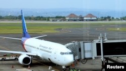 Pesawat Sriwijaya Air di Bandara Internasional Denpassar di Bali pada 23 Maret 2017. (Foto: REUTERS/Thomas White)
