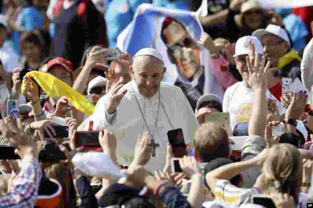 El Papa Francisco sale a saludar a los fieles católicos al final de la ceremonia de canonización del arzobispo salvadoreño Óscar Romero, el papa Paulo VI y otros cinco beatos, en la Plaza de San Pedro en el Vaticano, el domingo 14 de octubre de 2018. Decenas de miles de peregrinos, un puñado de presidentes y unos 5,000 peregrinos salvadoreños que viajaron a Roma para la ceremonia. (Foto AP / Andrew Medichini)