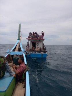 Puluhan pengungsi etnis Muslim Rohingya saat berada di perairan Aceh Utara, Rabu 24 Juni 2020. (Courtesy: BPBD Aceh Utara).