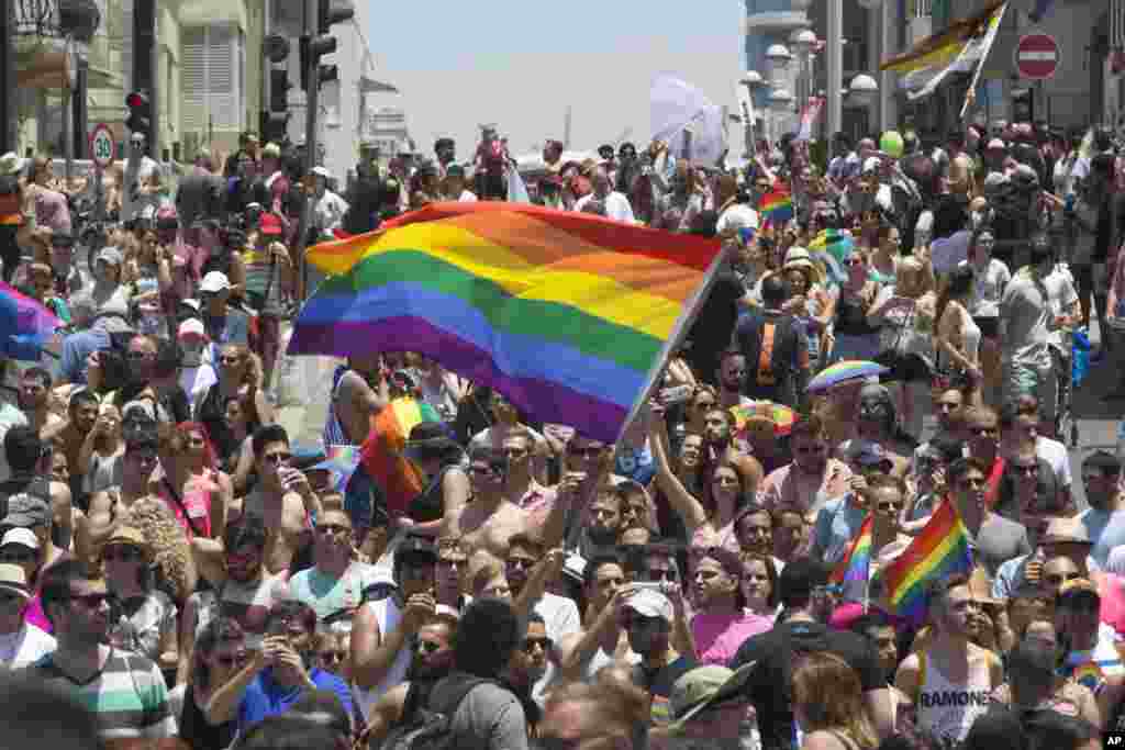حضور حدود دویست هزار نفر در رژه سالیانه طرفداران همجنسگرایان در شهر تل آویو در اسرائيل.