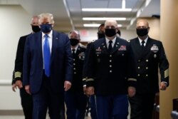 El presidente Donald Trump, usa una mascarilla sanitaria durante una visita al hospital militar Walter Reed, en Bethesda, Maryland, el sábado 11 de julio de 2020.