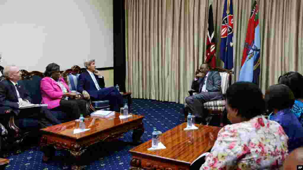 John Kerry, et le président Uhuru Kenyatta avec les membres de leurs délégations avant les entretiens bilatéraux à la State House, à Nairobi, le 22 août 2016.