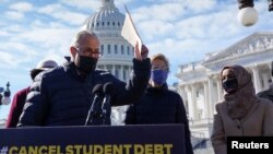 Лидер демократов в Сенате Чак Шумер выступает на пресс-конференции, посвященной предложению списать долги на учебу на сумму 50 000 долларов, Капитолийский холм, Вашингтон, 4 февраля 2021 года