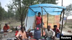 ဘင်္ဂလားဒေ့ရှ်နိုင်ငံ Bhasan Char ကျွန်းမှာ တွေ့ရတဲ့ ရိုဟင်ဂျာဒုက္ခသည်တချို့။ (ဖေဖော်ဝါရီ ၁၄၊ ၂၀၁၈)