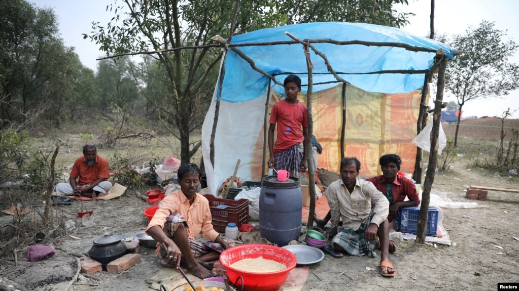 Bhasan Char ကၽြန္းေပၚေရာက္ ႐ုိဟင္ဂ်ာဒုကၡသည္အခ်ဳိ႕။ (ေဖေဖာ္ဝါရီ ၁၄၊ ၂၀၁၈)