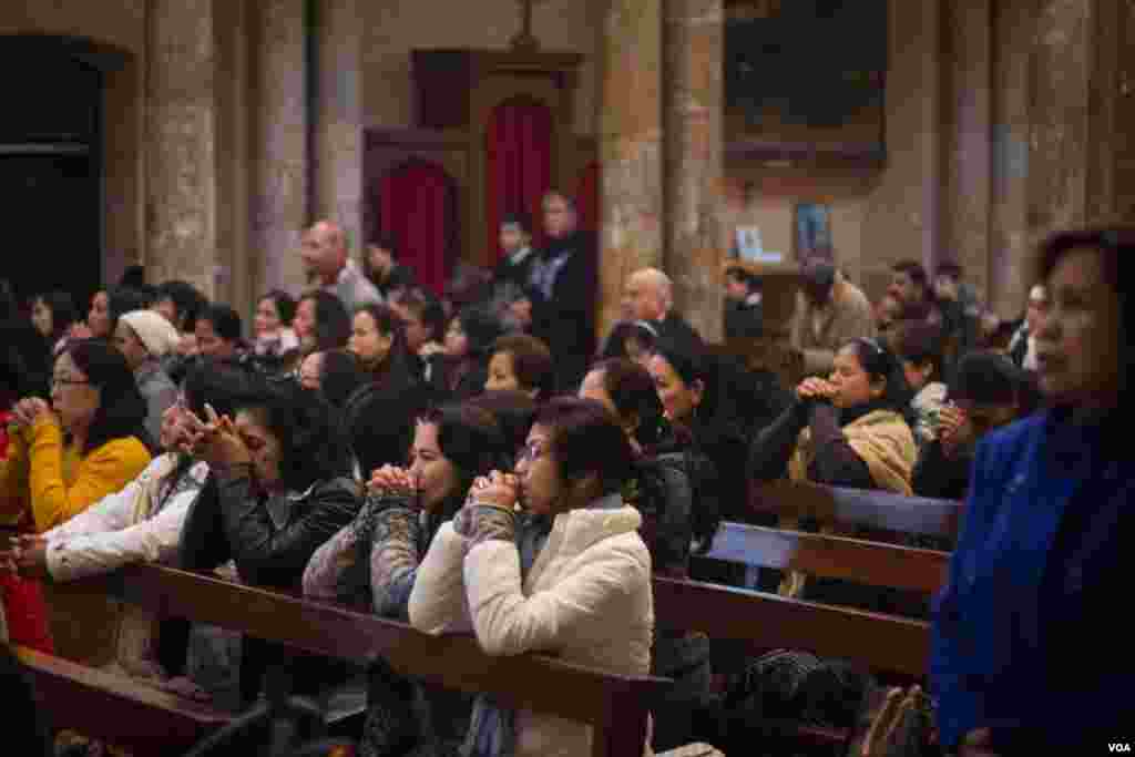 A congregation attends mass at St. Joseph Church in Beirut. The Catholic church has a large attendance from the Filipino migrant community. (John Owens/VOA)