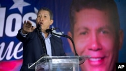 Venezuelan independent presidential candidate Henri Falcon speaks to supporters during a joint event with independent presidential candidate Luis Ratti, in Caracas, Venezuela, May 8, 2018. 