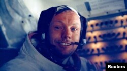 Neil Armstrong dalam unit pesawat ruang angkasa setelah langkah bersejarahnya di bulan pada 1969. (Foto: Reuters/NASA)