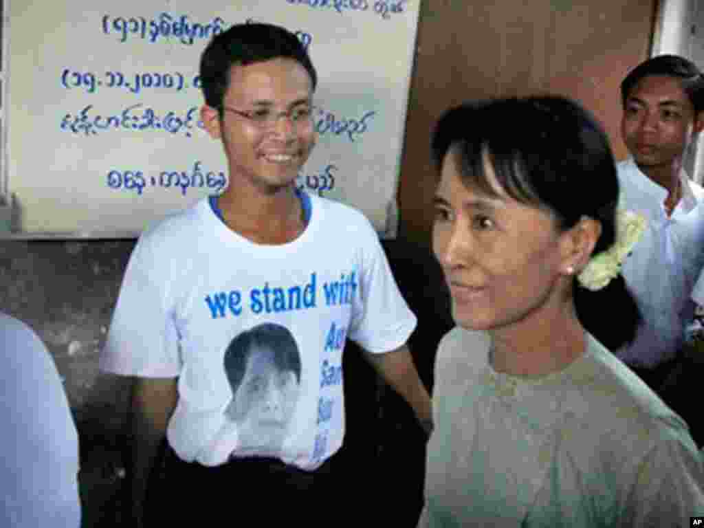 2010年11月昂山素季被解除软禁，前往她的办公室。美联社