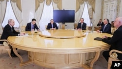 На зустрічі у Кремлі 21 жовтня американські посланці запропонували провести тристоронню зустріч на робочому рівні між США, Росією та Україною. "Це прийняли українці в Осло вчора і росіяни в Ст. Петербурзі сьогодні", - сказав посадовець США.