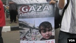 Poster yang dibawa oleh demonstran di Jakarta baru-baru ini yang memrotes serangan Israel di Jalur Gaza. (VOA/Andylala Waluyo)