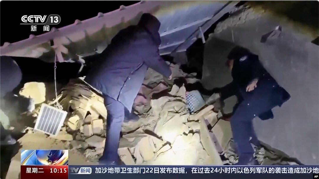 Spasioci rade u blizini ruševina od zemljotresa u Kizilsu Kirgizi autonomnoj prefekturi, u zapadnom kineskom regionu Sinđang, 23. januara 2024, na fotografiji napravljenoj od video snimka kineske CCTV.