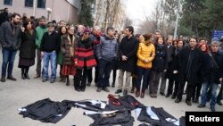 Şubat ayında, Ankara Üniversitesi'nden ihraç edilen akademisyenler, cüppelerini yere sererek kararı protesto etmişti