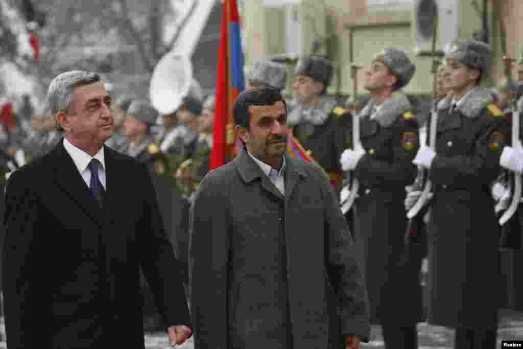 Presiden Armenia Serzh Sargsyan (kiri) bersama Presiden Iran Mahmoud Ahmadinejad (tengah) dalam kunjungan kenegaraan di Yerevan, 2011. (Reuters/Tigran Mehrabyan)